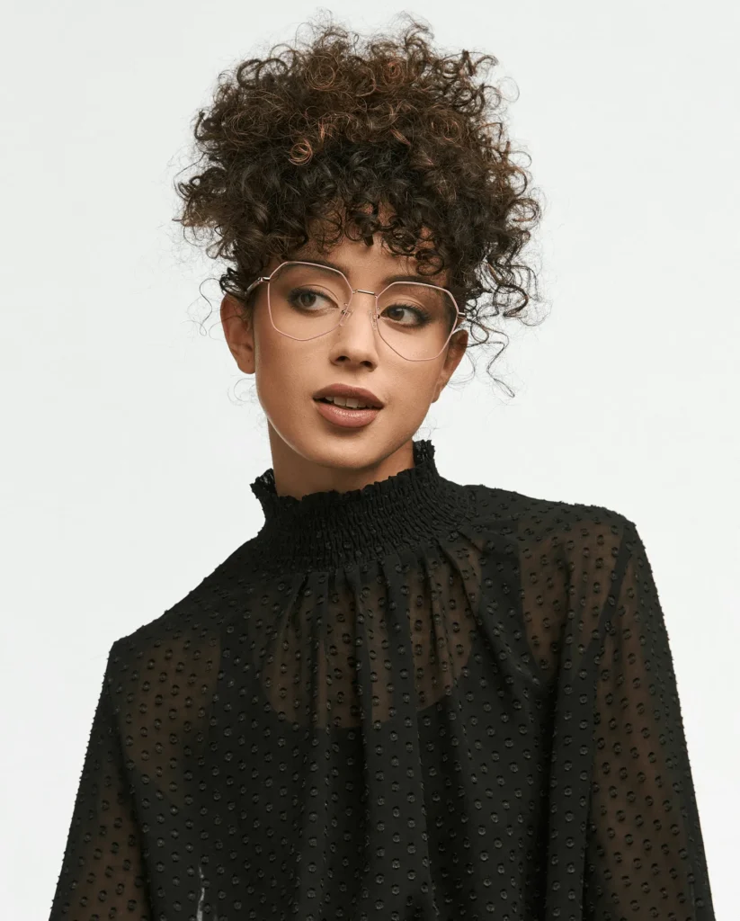 ブラックドレスに合わせた上品なアイウェアの着用イメージ