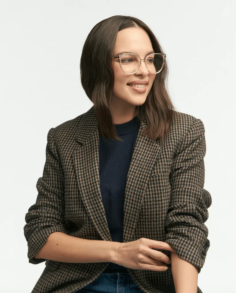 クリアフレームのメガネを着用した女性モデルのポートレート