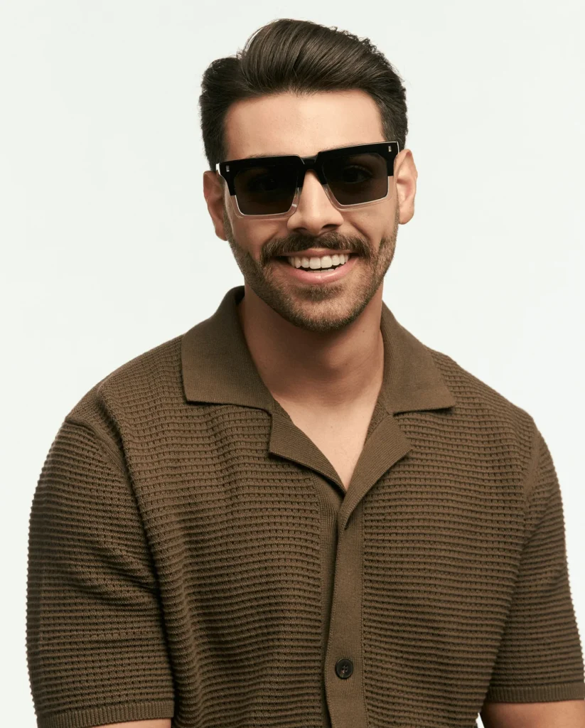 ブラウン系ファッションに合わせたスクエアサングラスの着用イメージ