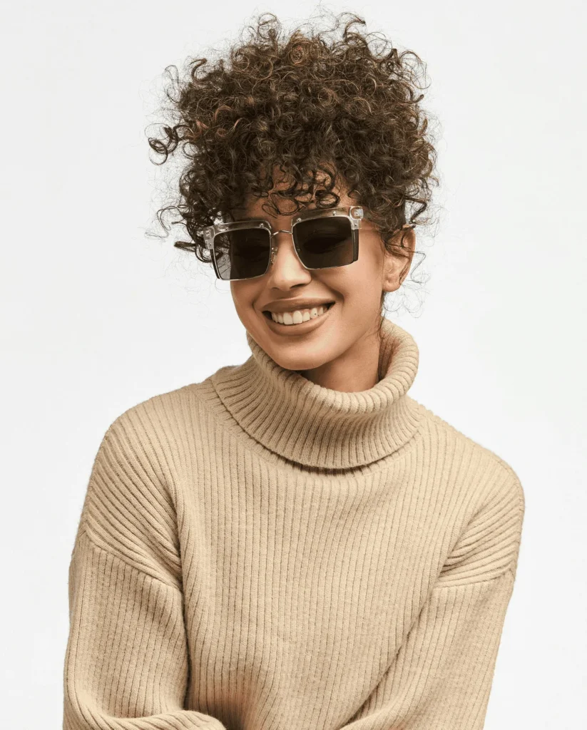 笑顔のモデルが着用するカジュアルなサングラス