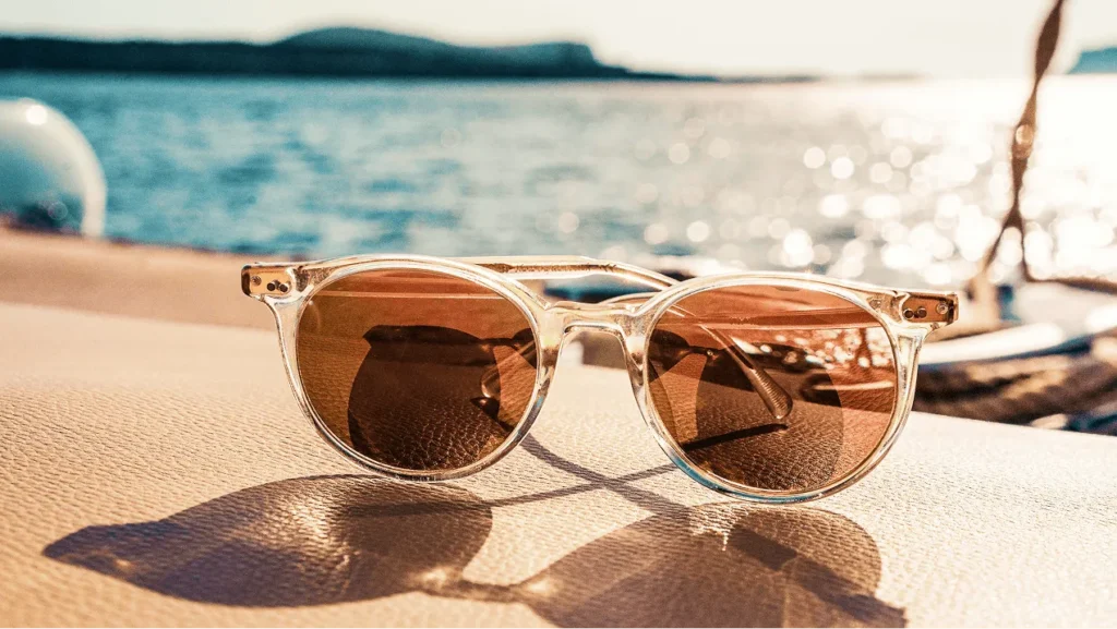 リゾートの海辺で撮影された夏向けサングラスのイメージ
